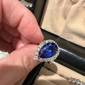 14 K white gold, tanzanite and diamonds ring